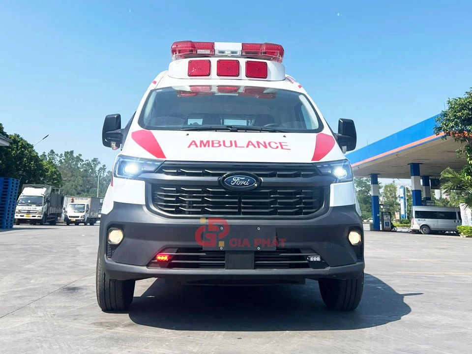Xe cứu thương với xe taxi, nên gọi ai trong tình huống khẩn cấp?